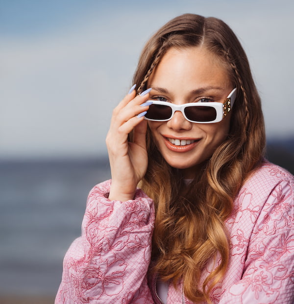 Junge Frau mit weißer, rechteckiger Sonnenbrille