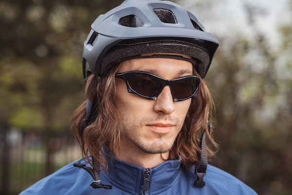 Junger Mann mit futuristischer Sportsonnenbrille