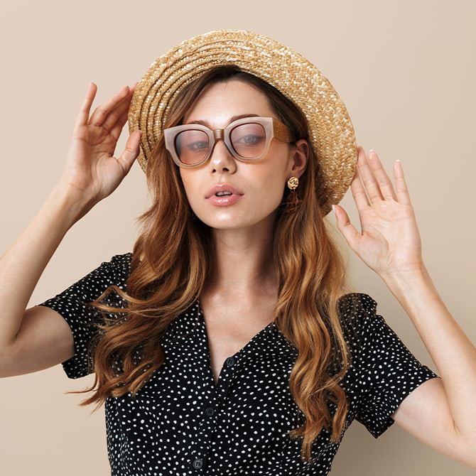 Junge Frau mit großer Retro-Sonnenbrille