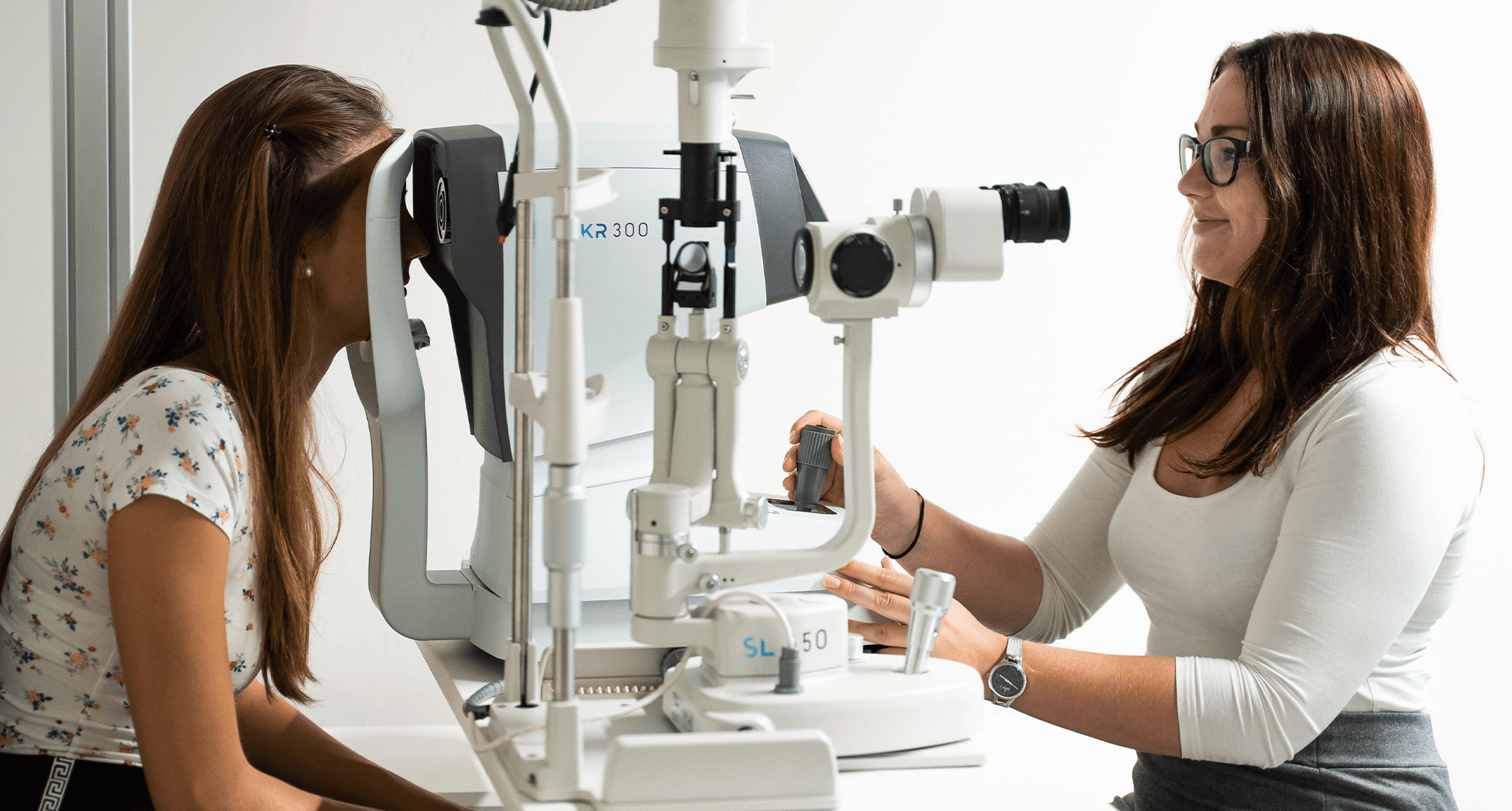 Optometrist bei der Augenuntersuchung eines Patienten
